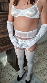 Lingerie branca para a noite de núpcias. Sissy, pronta para agradar seu homem