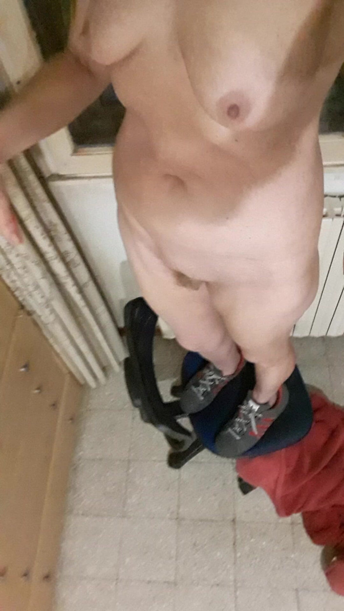 WEBREGINETTA2023: Stojící na holé židli před oknem