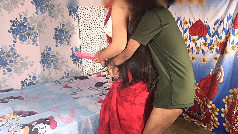 Namita: 섹시한 드레스를 입고 남편 앞에서 남편 친구에게 따먹히는 인도 주부 바비