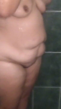 Eu encontro o grande traseiro BBW da minha madrasta tomando banho