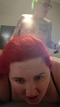 Kozatá asijská Američanka Sissy Tranny Past roztáhnutá obrovským pérovým rukávem