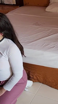 Une soumise disciplinée se fait fesser jusqu’à l’orgasme. La discipline n’est pas négociable