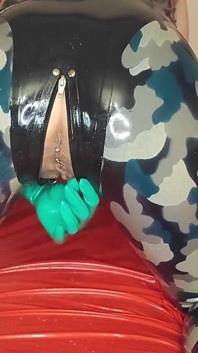 ラテックスオフィサーは、チンポをしゃぶって、射精でマンコとお尻で犯されるのが大好きです