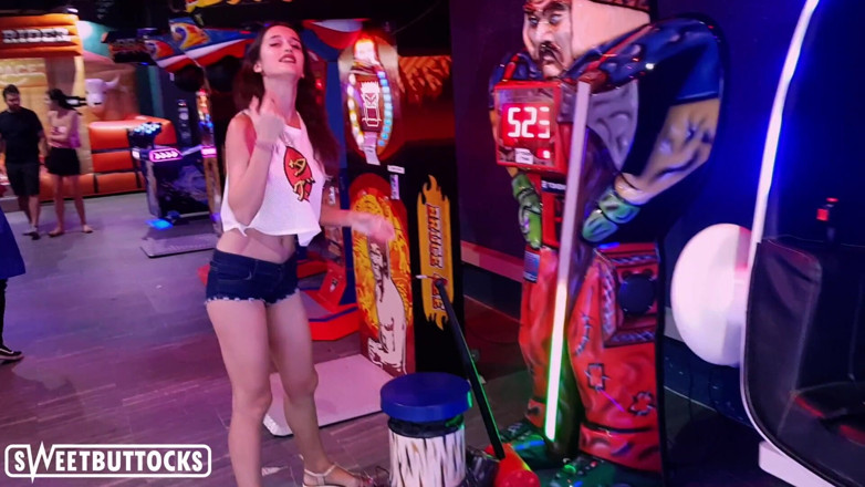 SweetButtocks: 短いスカートでホットティーンは公園で機関銃を遊んでいます