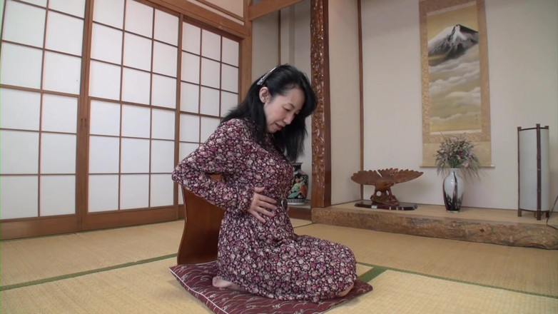 Japan Lust: 丰满的日本奶奶脱衣服和骑鸡巴