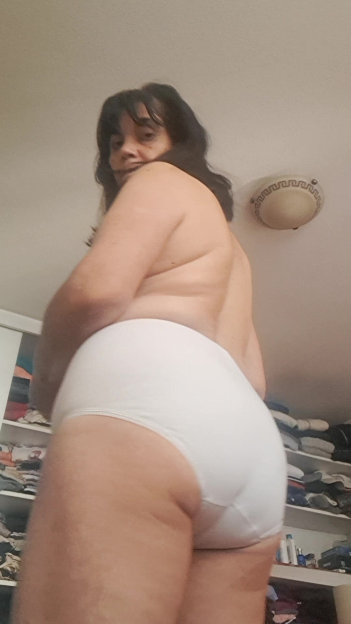 Mommy big hairy pussy: Mamma in grandi mutandine bianche