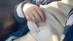 sweethanajapanese: Cô ấy mở âm hộ đầy lông trong xe hơi sau đó đi tiểu ngoài...