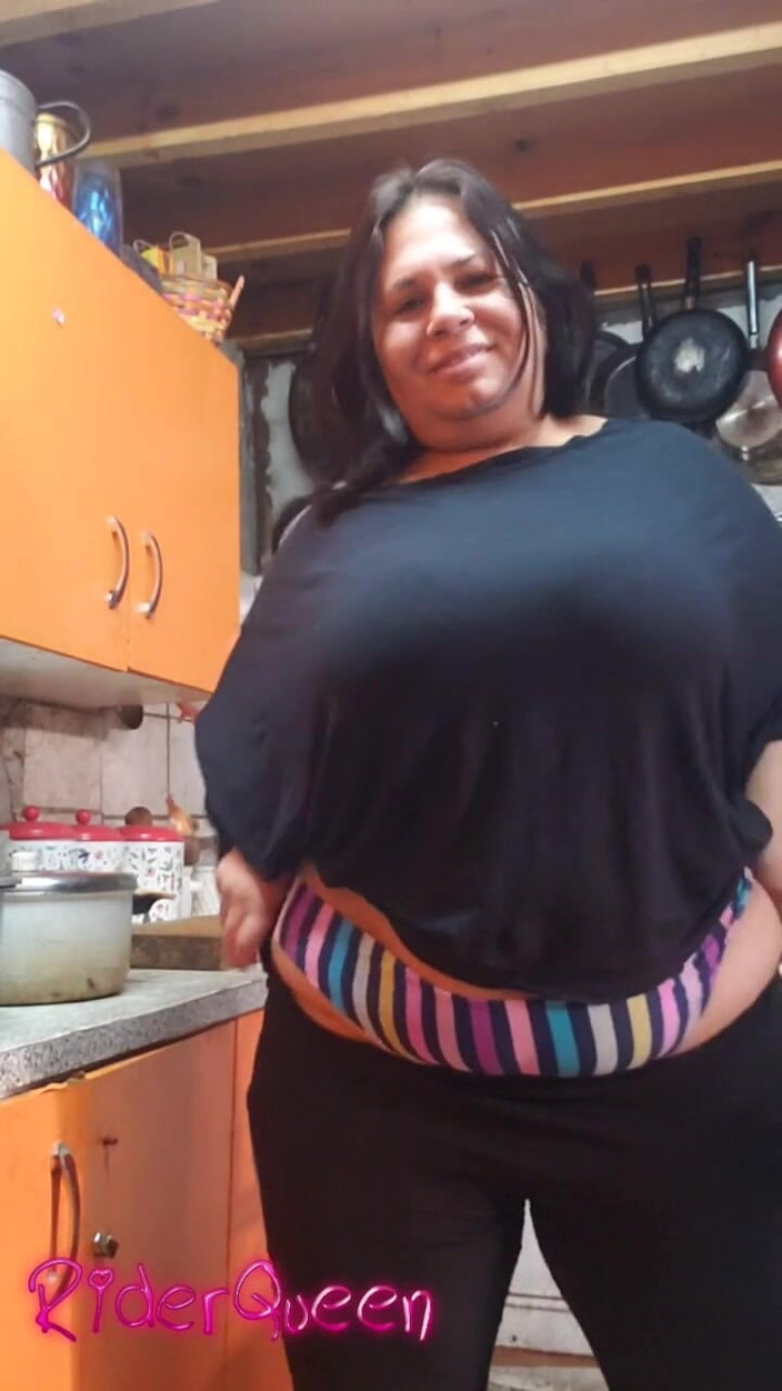Riderqueen BBW Step Mom Latina Ebony: Znovu sexy macecha v chudé kuchyni