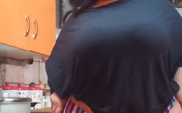 Riderqueen BBW Step Mom Latina Ebony: Ancora una volta la matrigna sexy in una povera cucina