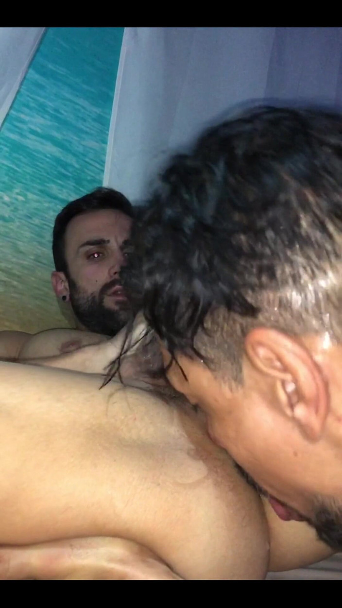 Zeus Ray: Prietenul meu linge gaura curului