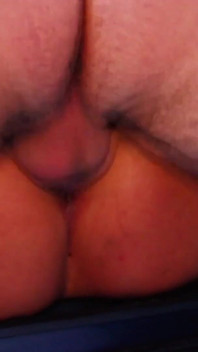 Sletterige brunette neukt buitenshuis