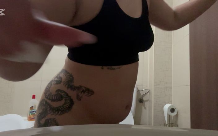 NipsAndStrips: 내 큰 엉덩이에서 화장실에 있는 거대한 창녀