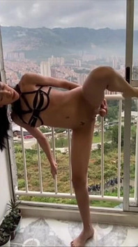 Latinh Nhỏ Nhắn Tự Đụ Mình Trên Ban Công
