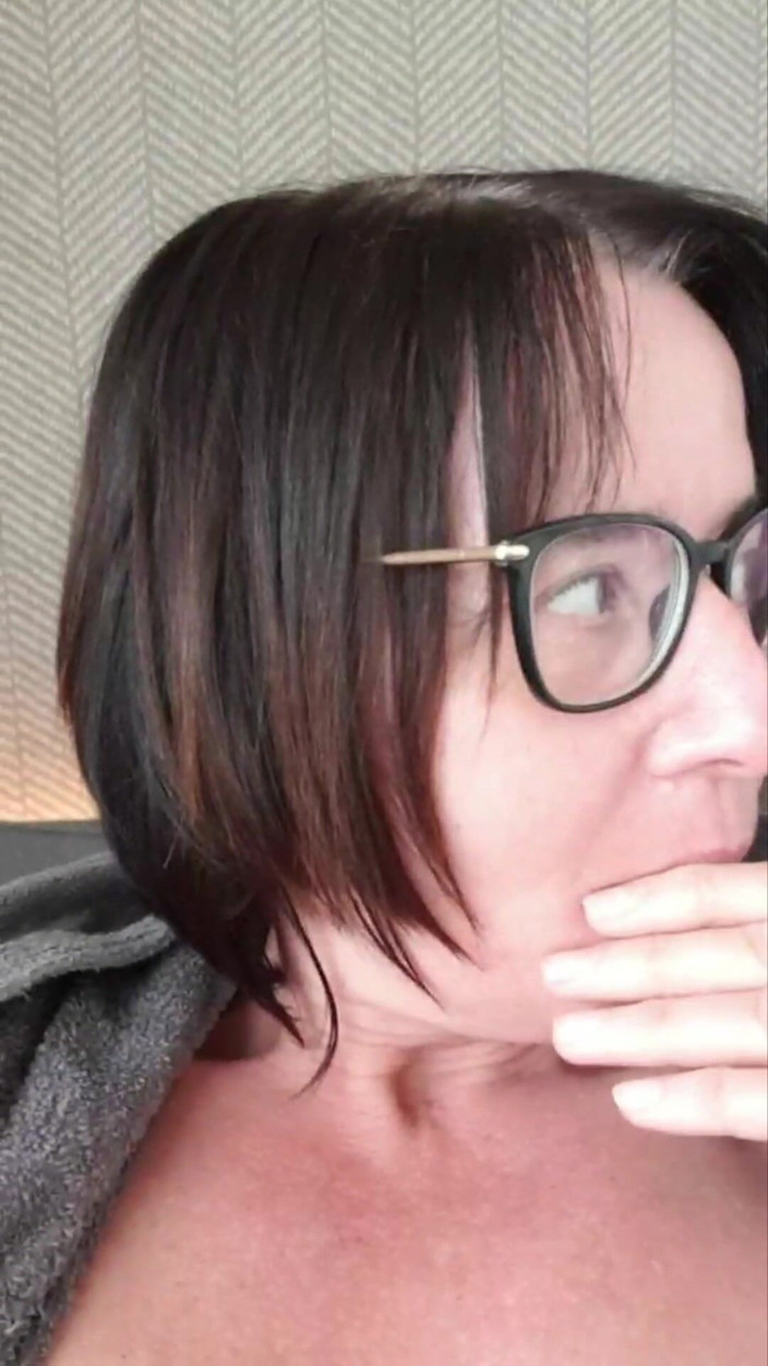 JulieEroticDress: Orgasmo nella sala relax della spa