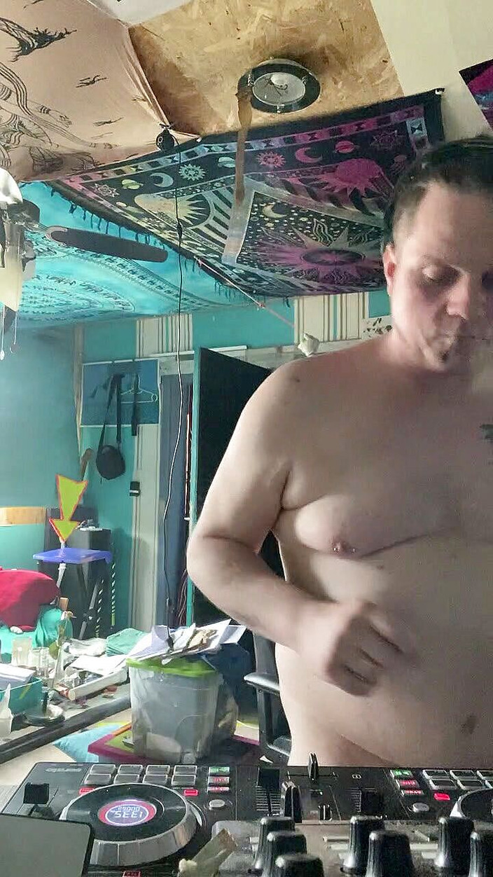Sexy Amateur Studio: DJ define e tira roupa sem censura