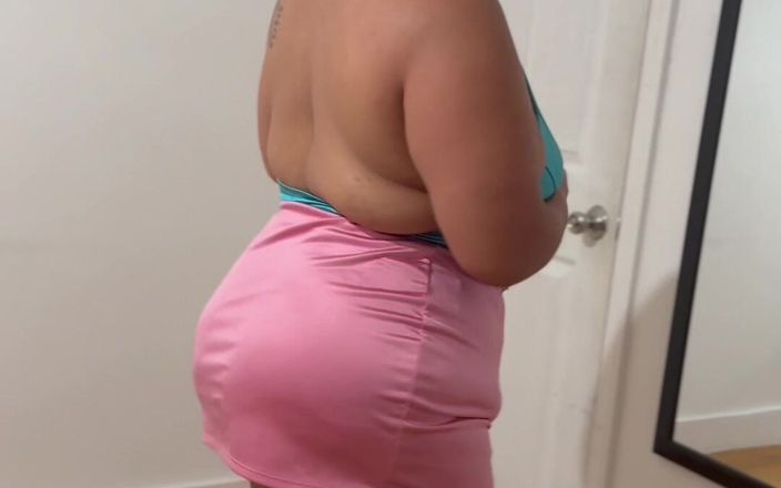 PutiLing: Culona latina grandota de piernas gruesas en mini falda de...