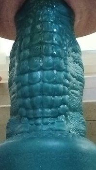 CD çömeliyor ve büyük dildoya esnetiyor