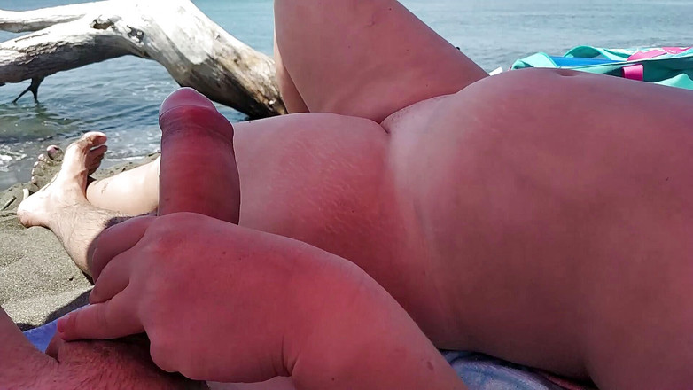 niurakoshkina: Sahilde biraz azdırma. Üvey annem yine yarağımı sıvazlıyor