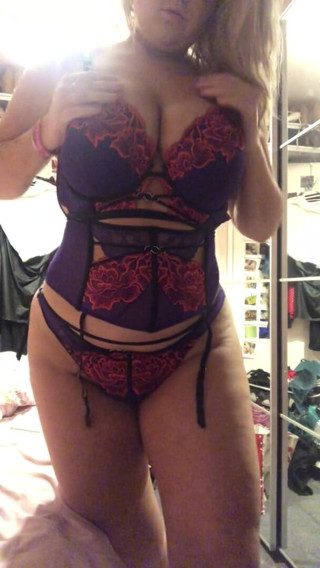 Curvy Liv: 脱衣舞诱惑炫耀大胸部和屁股
