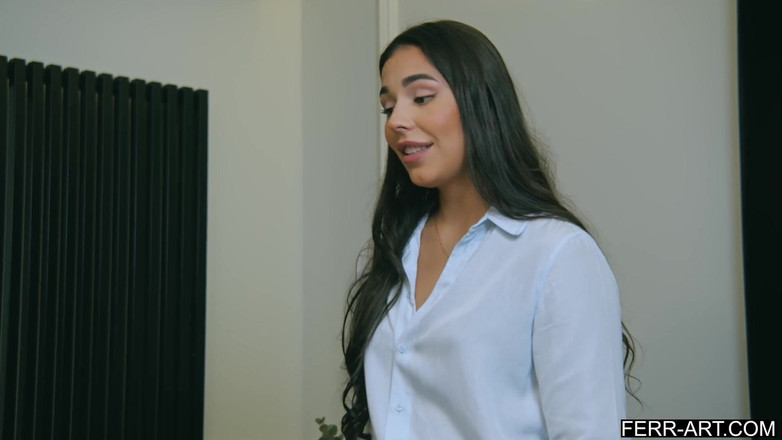 Ferr-Art: 写真家は彼のために裸になることで恥ずかしがり屋のモデルを助けます