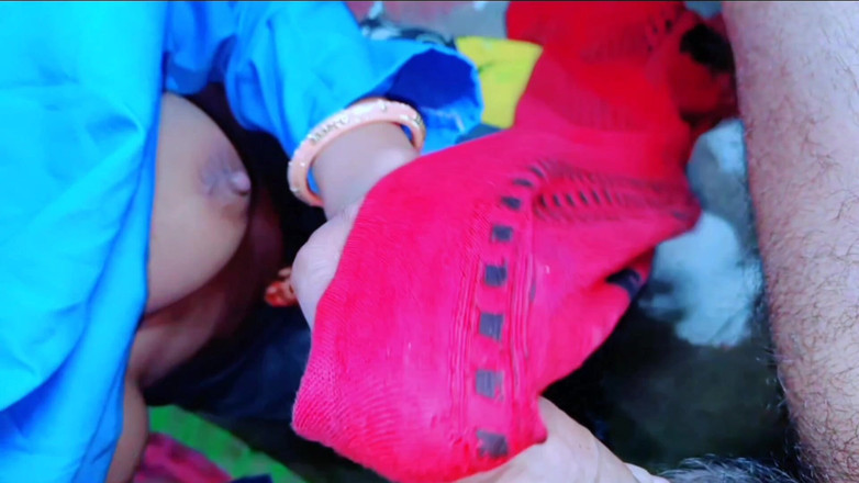 Rakul008: Гаряча тінка студентка переодягається, а зведений брат спійманий, прокрадається за зведеною сестрою, їй подобається ця зведена сестра повія дезі