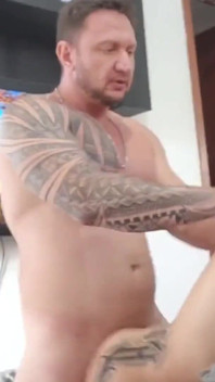 Eu estava me masturbando enquanto meu marido estava fazendo sexo com a jovem ruiva gostosa.