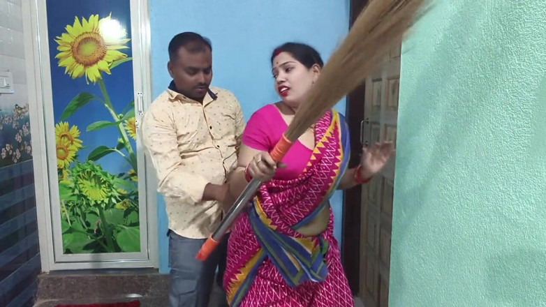 Sona bhabhi: Soție indiancă desi din sat face sex dur cu debarul...