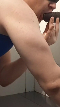 Maricas garganta profunda dildo em um cachorrinho antes de cavalgar até sissygasm e come seu esperma