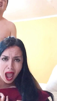 Entraînement anal avec un dilatateur, suivi par une baise vaginale et anale intense avec éjaculation anale interne