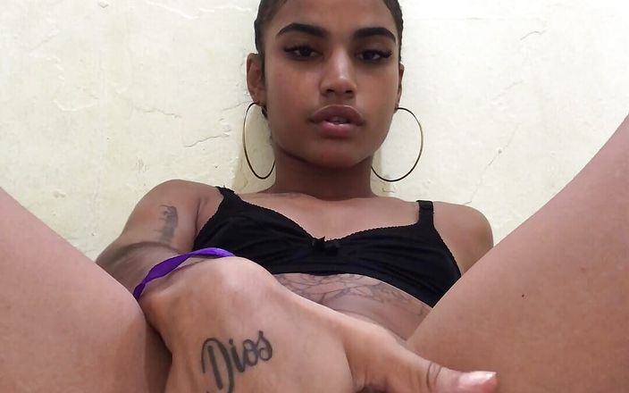 More Intimate: Una dura latina si masturba sul pavimento della sua stanza