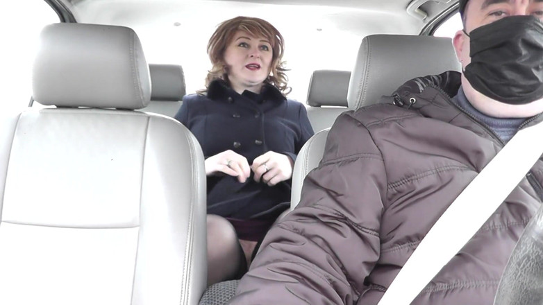 XXX-Platinum: Une belle-mère sexy s'arrête en taxi et chevauche sur la...