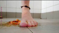 Carmen_Nylonjunge: Klebrige füße in der dusche