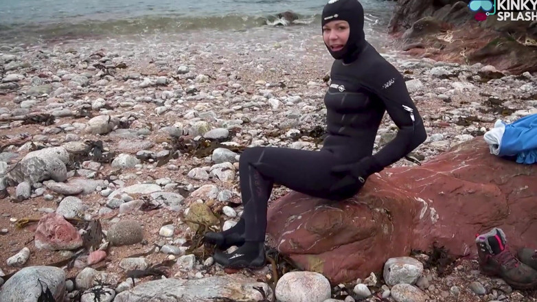 UKCuteGirl Lucy Lauren: Товста боротьба в 8-мм мокрому костюмі & sea splash