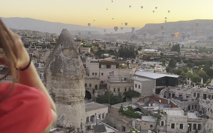 Monika Fox: Hermosa Monika Fox en traje rojo en montañas de Capadocia
