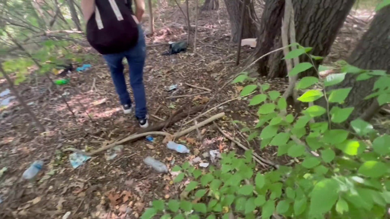 J13D75: Quick Suckin' Skank di dalam hutan