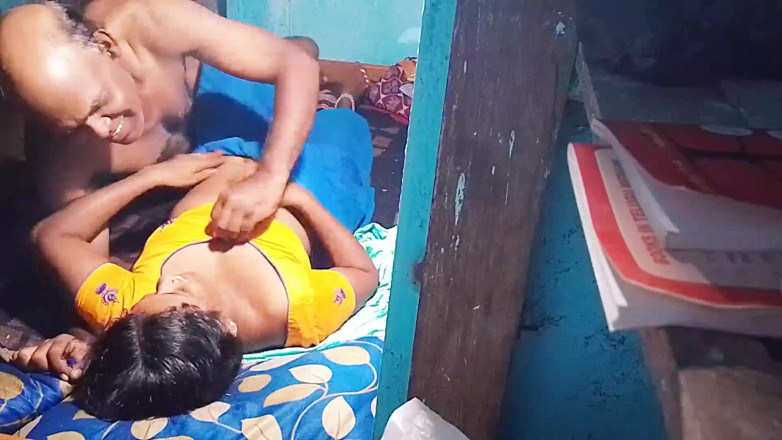 Desi palace: Première expérience sexuelle avec une femme de ménage desi