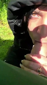 Deepthroat di luar, kongkek muka kasar dan pancutan mani di seluruh downjacket saya