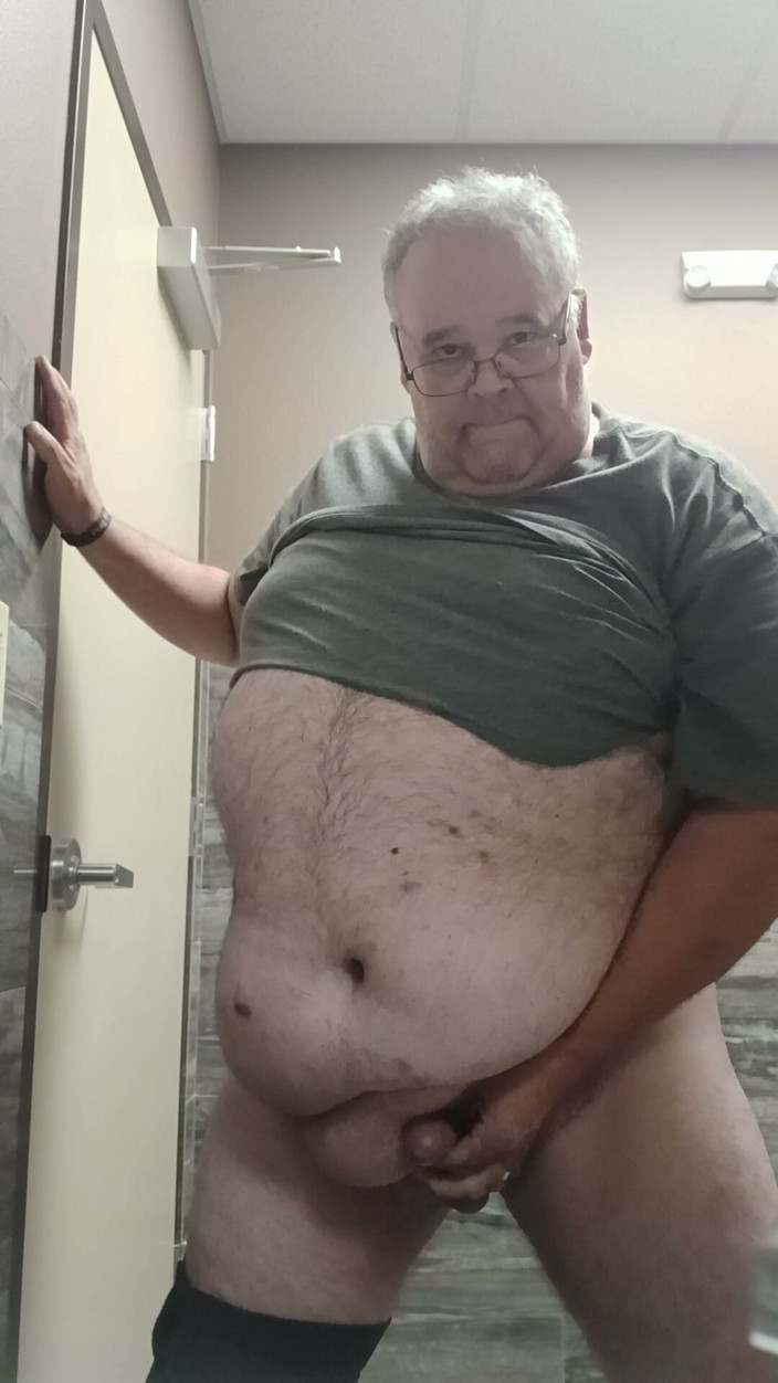 Gaydaddy2021: dans une salle de bain.