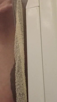 Dünnes mädchen mit kleinem arsch masturbiert und kommt schnell