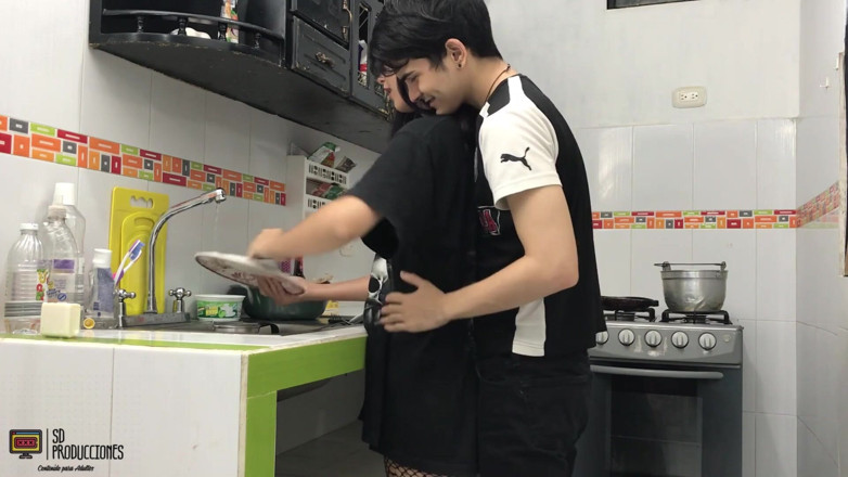 MAFELAGO: 부엌에서 내 발정난 의붓여동생을 찾아 - 스페인어 포르노