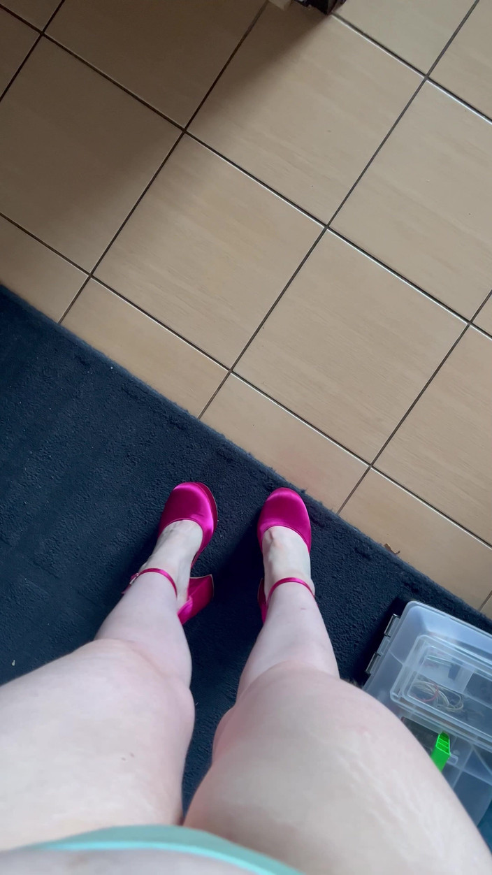 Feet: Le son de la marche en talons hauts