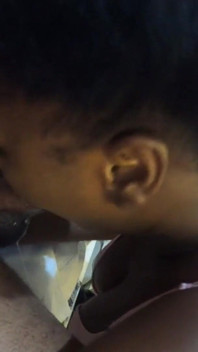 Thuis en klaar om te chillen en ontspannen Ruim mijn geest op mijn knieën spugend op lul en krijgt zware cumshots in het gezicht