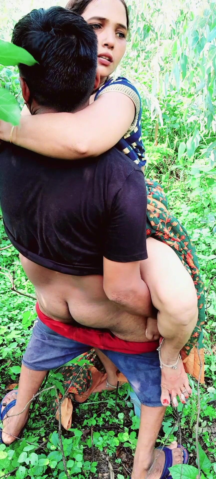 Renudbf: 장마가 났고 시누이도 그사정이었어. 두 사람 모두 나가서 정원에서 섹스를 했습니다. W's s