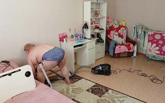 Sweet July: 義母は裸で部屋を掃除機で掃除します