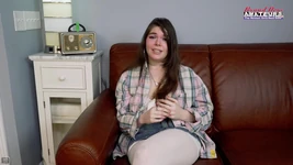 Gordinha com má atitude fode, faz bunda pra boca e engole enorme carga