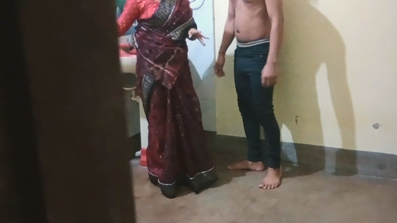 East indian group: Desi švagrová pracovala, když najednou začal švagr odcházet zezadu