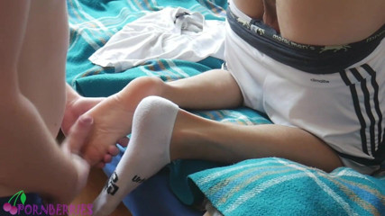 Ethan Alex: Intensive sweaty feetjob from sneaker twink