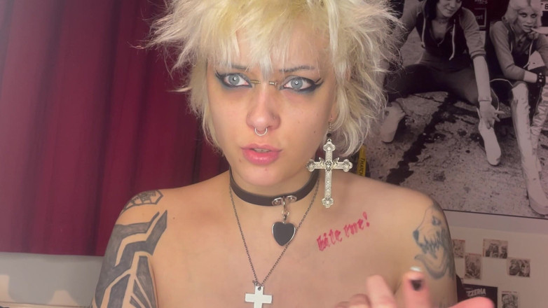 Glitterqueen1999: Kleine man sluipt in mijn poesje terwijl ze seks heeft!...