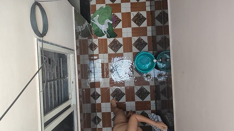 Hot crystal: 목욕하는 이웃의 처남을 보았습니다.