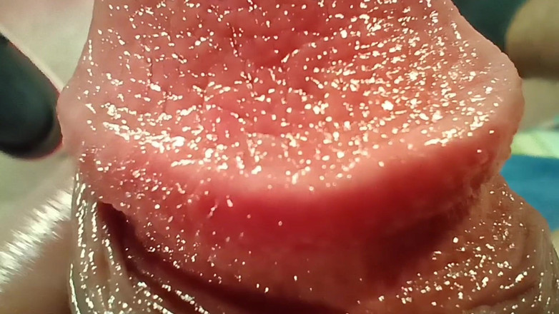 Tommhot: Homem colombiano sexy urinando e brincando com seu prepúcio